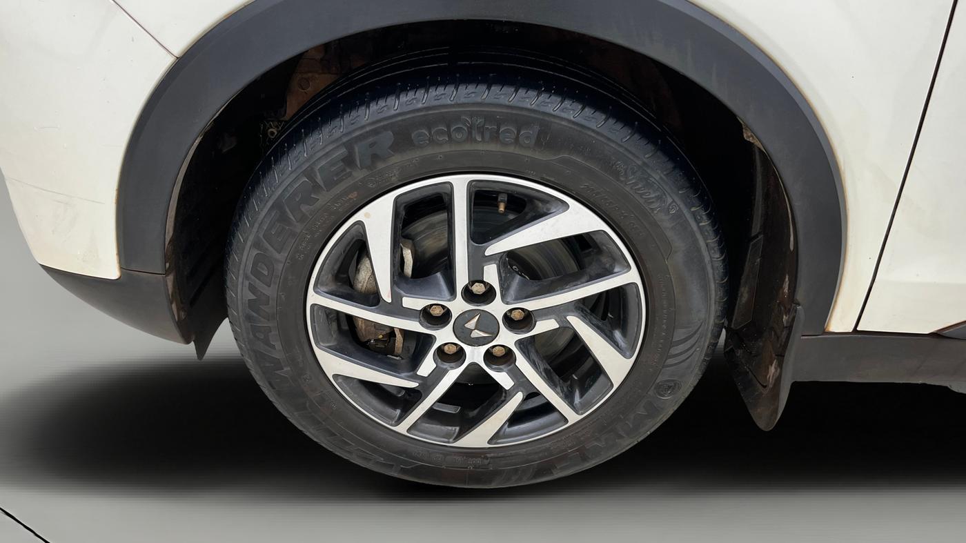 2023 Mahindra XUV300 W8 (O) 1.5 DIESEL AMT, Diesel, Automatic, 65,618 km, Left Front Wheel
