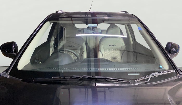 2023 Mahindra XUV300 W6 1.2 PETROL, Petrol, Manual, 8,518 km, Front Windshield
