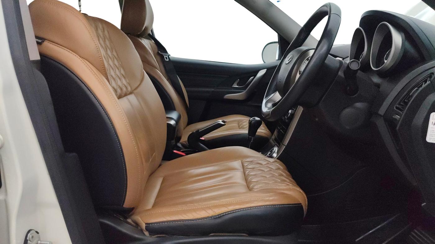 2021 Mahindra XUV500 W11 AT, Diesel, Automatic, 64,516 km, Right Side Front Door Cabin