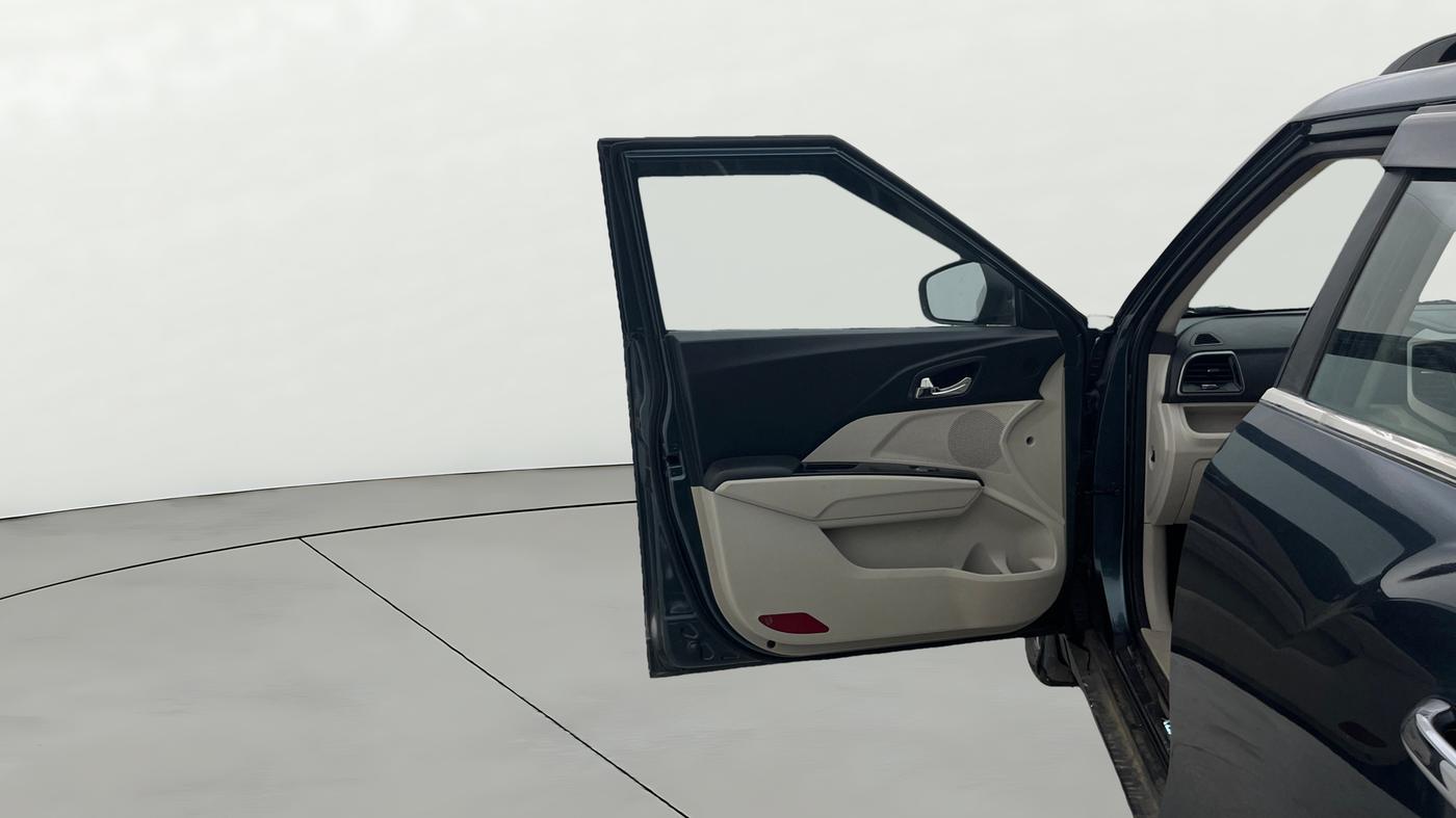 2022 Mahindra XUV300 W8 (O) 1.5 DIESEL AMT, Diesel, Automatic, 71,615 km, LHS Front Door