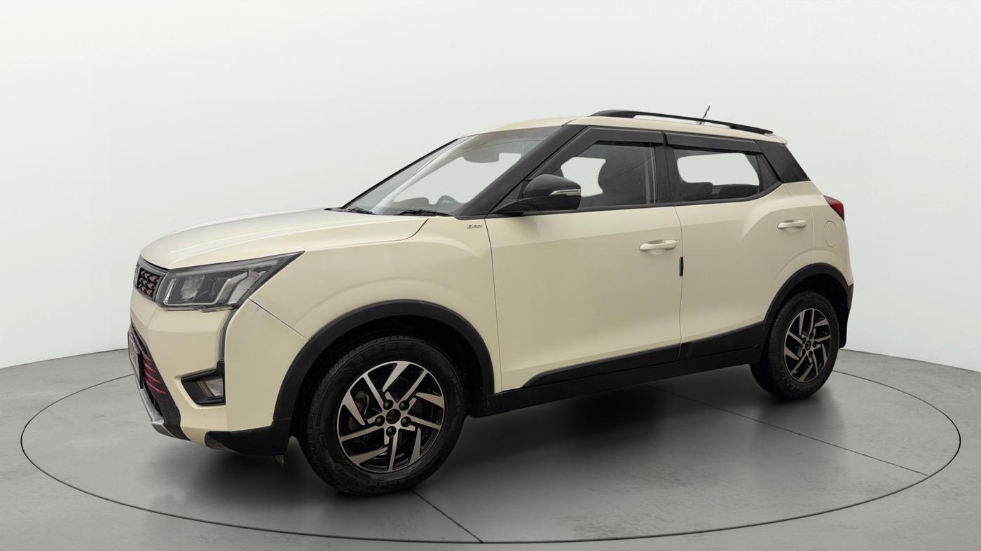 2022 Mahindra XUV300 W8 (O) 1.2 PETROL, Petrol, Manual, 29,859 km, Left Front Diagonal