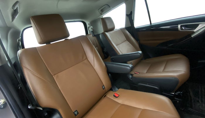 2022 Toyota Innova Crysta 2.7 ZX AT 7 STR, Petrol, Automatic, 32,464 km, Right Side Rear Door Cabin