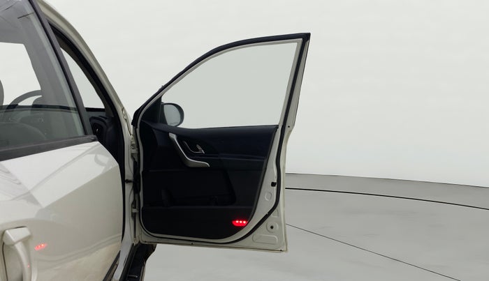 2019 Mahindra XUV500 W9, Diesel, Manual, 1,04,375 km, RHS Front Door