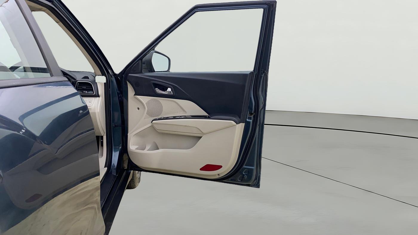 2023 Mahindra XUV300 W8 (O) 1.5 DIESEL AMT, Diesel, Automatic, 45,135 km, RHS Front Door