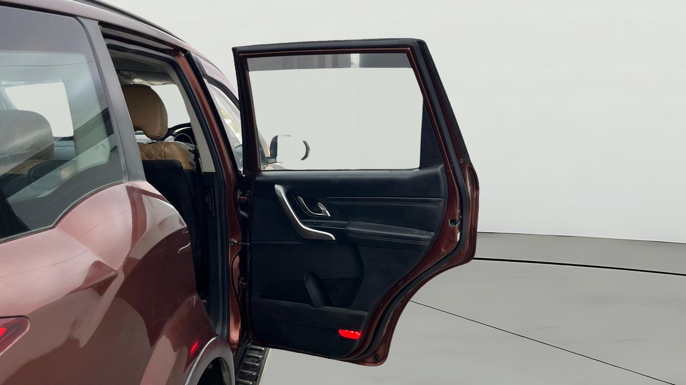 2018 Mahindra XUV500 W11 AT, Diesel, Automatic, 43,833 km, RHS Rear Door
