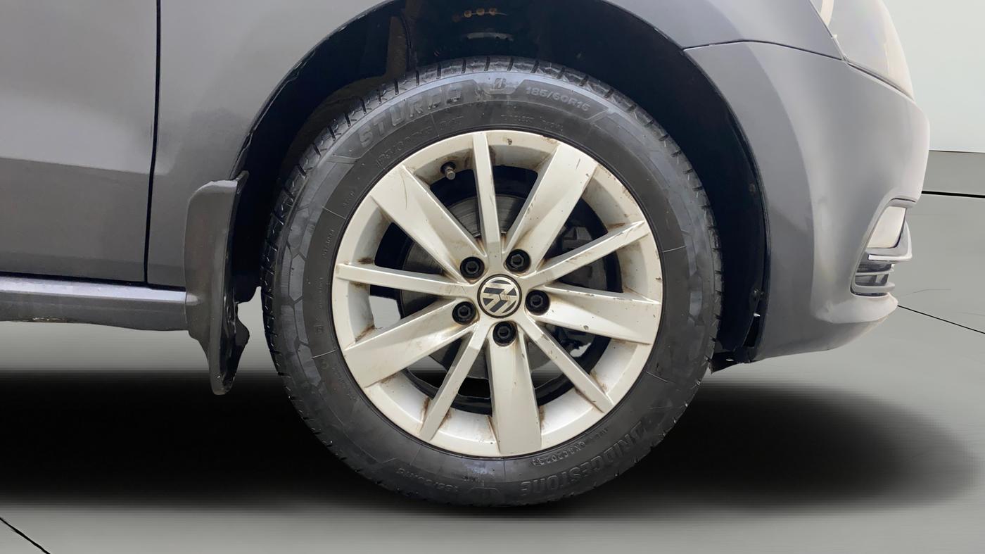 2015 Volkswagen Polo HIGHLINE1.5L, Diesel, Manual, 1,43,843 km, Right Front Wheel