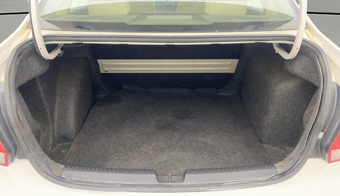 2013 Volkswagen Vento HIGHLINE 1.6 MPI, Petrol, Manual, 1,25,412 km, Boot Open Zoomed View