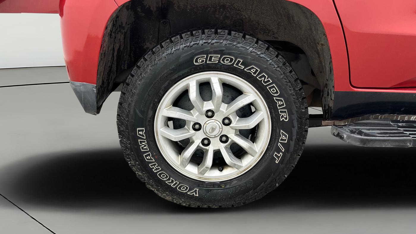 2017 Mahindra TUV300 T8 DUAL TONE, Diesel, Manual, 1,12,490 km, Right Rear Wheel
