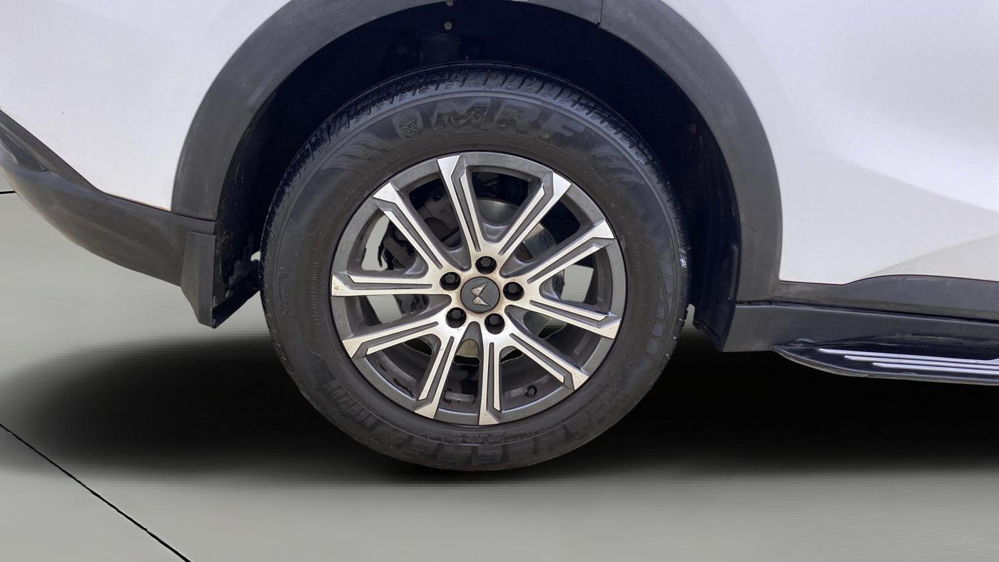2023 Mahindra XUV700 AX 7 LUXURY P AT 7 STR, Petrol, Automatic, 33,773 km, Right Rear Wheel