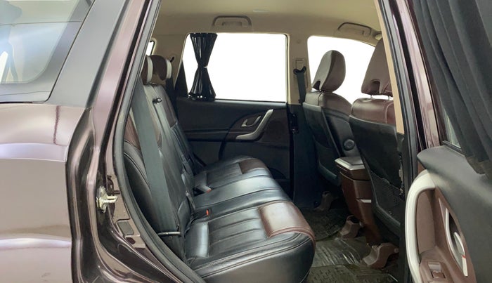 2014 Mahindra XUV500 W8, Diesel, Manual, 54,201 km, Right Side Rear Door Cabin