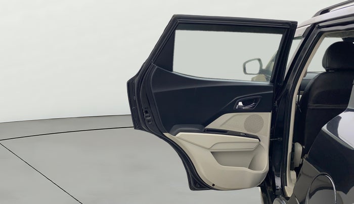 2022 Mahindra XUV300 W8 (O) 1.5 DIESEL, Diesel, Manual, 23,722 km, LHS Rear Door