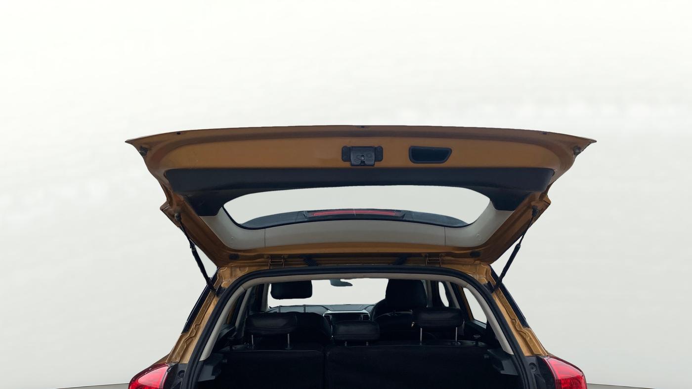 2022 Mahindra XUV300 W8(O) 1.2 PETROL DUAL TONE, Petrol, Manual, 66,105 km, Boot Door Open