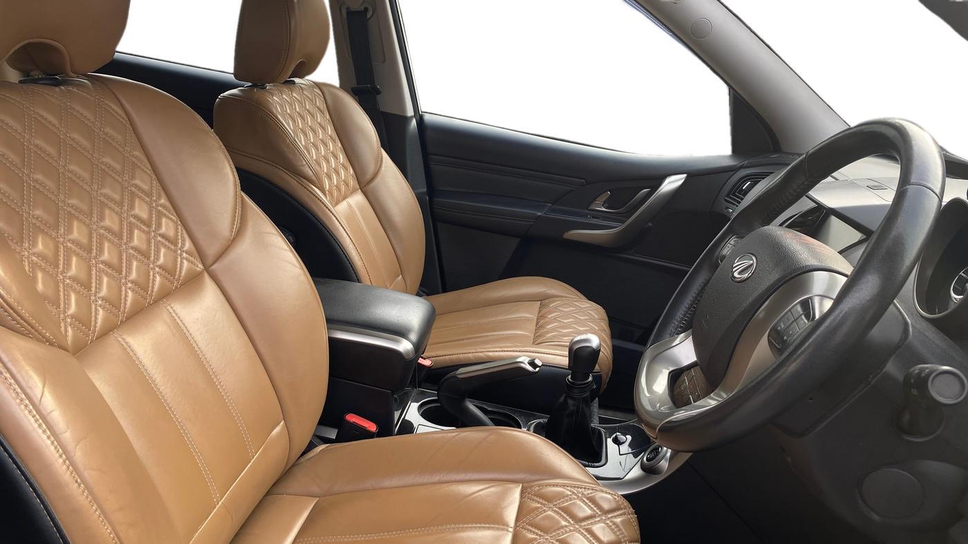 2019 Mahindra XUV500 W11, Diesel, Manual, 1,39,810 km, Right Side Front Door Cabin