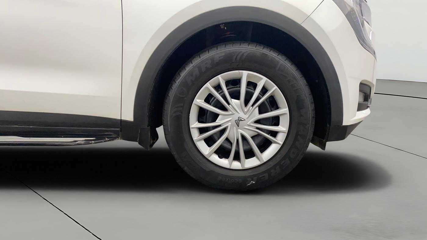 2021 Mahindra XUV700 AX 3 P MT 5 STR, Petrol, Manual, 40,193 km, Right Front Wheel