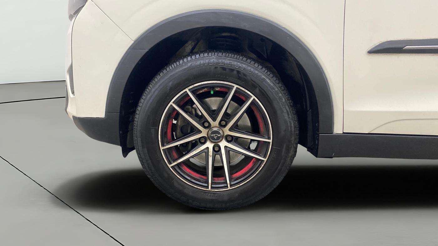 2022 Mahindra XUV300 W6 1.5 DIESEL AMT, Diesel, Automatic, 14,620 km, Left Front Wheel