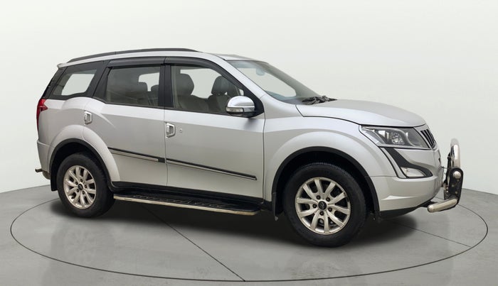 2015 Mahindra XUV500 W8, Diesel, Manual, 1,05,261 km, Right Front Diagonal