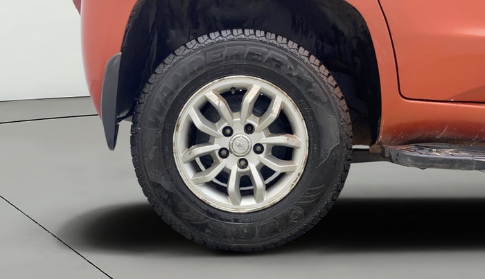 2016 Mahindra TUV300 T8, Diesel, Manual, 1,39,938 km, Right Rear Wheel