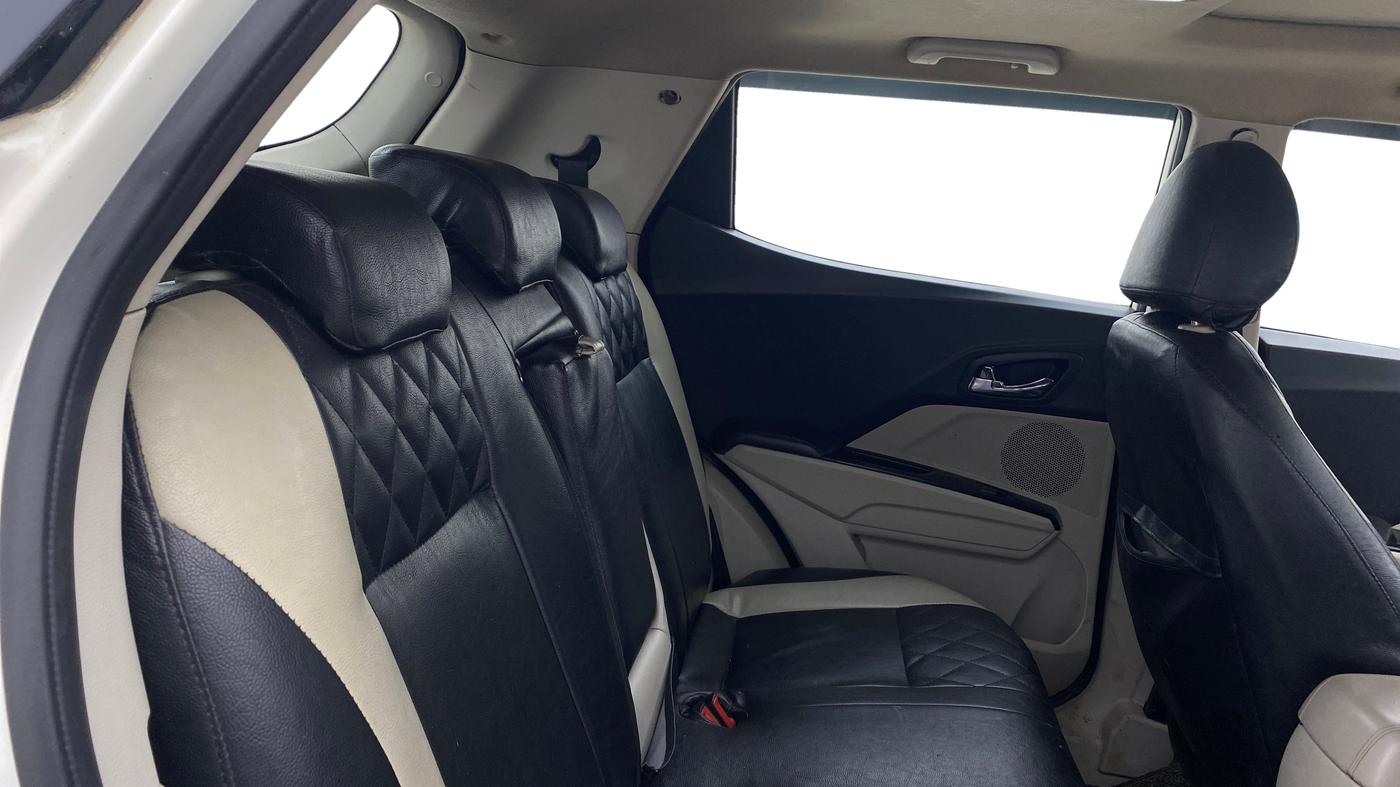 2022 Mahindra XUV300 W8 (O) 1.5 DIESEL AMT, Diesel, Automatic, 86,532 km, Right Side Rear Door Cabin