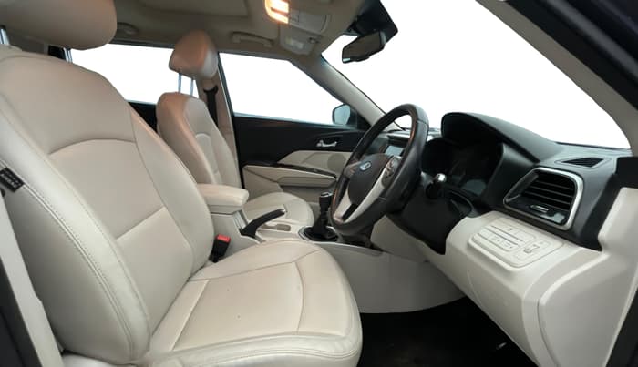 2019 Mahindra XUV300 W8 (O) 1.2 PETROL, Petrol, Manual, 54,222 km, Right Side Front Door Cabin