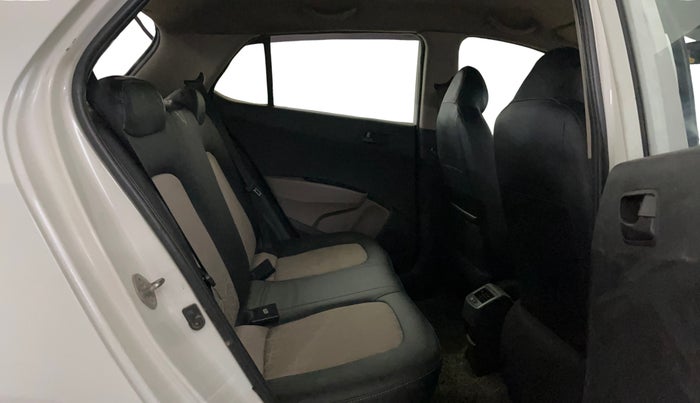 2016 Hyundai Grand i10 MAGNA 1.2 KAPPA VTVT, CNG, Manual, 1,37,728 km, Right Side Rear Door Cabin