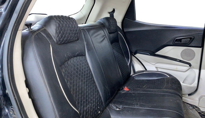 2022 Mahindra XUV300 W4 1.2 PETROL, Petrol, Manual, 26,197 km, Right Side Rear Door Cabin