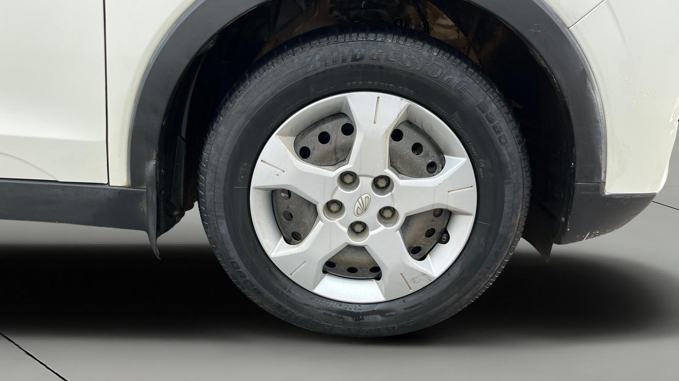2021 Mahindra XUV300 W6 1.5 DIESEL AMT, Diesel, Automatic, 1,01,186 km, Right Front Wheel