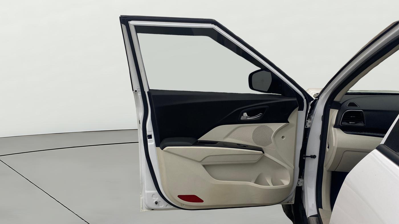 2024 Mahindra XUV 3XO AX5L 1.2 TGDi AT, Petrol, Automatic, 21,912 km, LHS Front Door