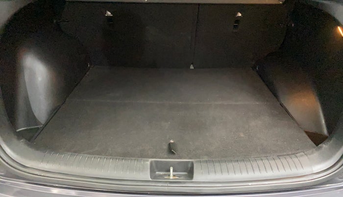 2016 Hyundai Creta SX PLUS AT 1.6 PETROL, Petrol, Automatic, 70,184 km, Boot Inside