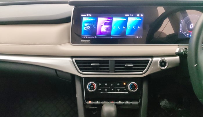 2022 Mahindra XUV700 AX 7 LUXURY P AT 7 STR, Petrol, Automatic, 17,184 km, Air Conditioner