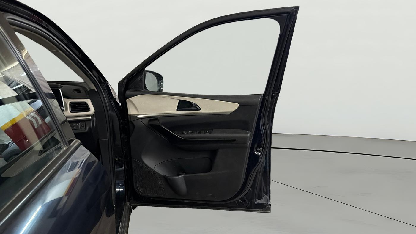 2023 Mahindra XUV700 AX 5 P AT 5 STR, Petrol, Automatic, 62,943 km, RHS Front Door