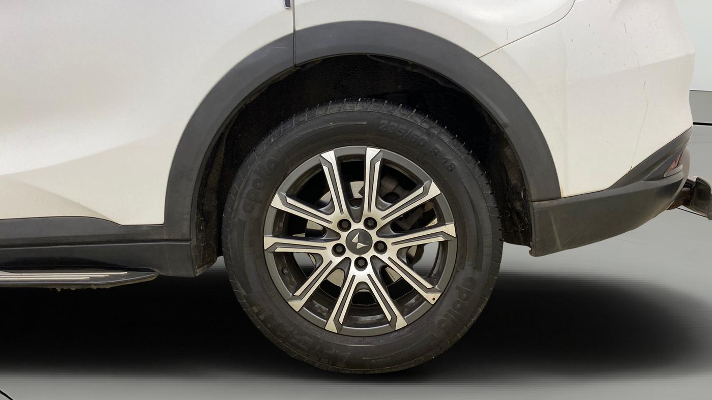 2021 Mahindra XUV700 AX 7 P AT 7 STR, Petrol, Automatic, 66,993 km, Left Rear Wheel