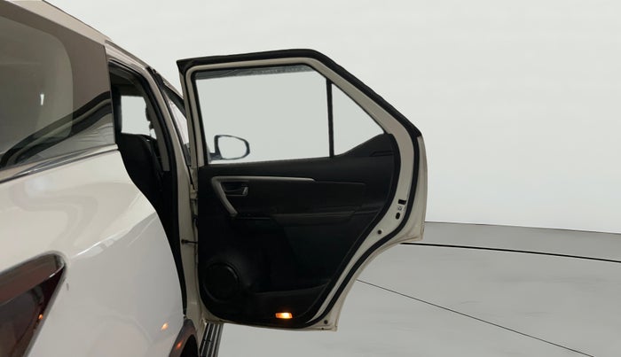 2018 Toyota Fortuner 2.8 4X2 MT, Diesel, Manual, 1,58,246 km, RHS Rear Door