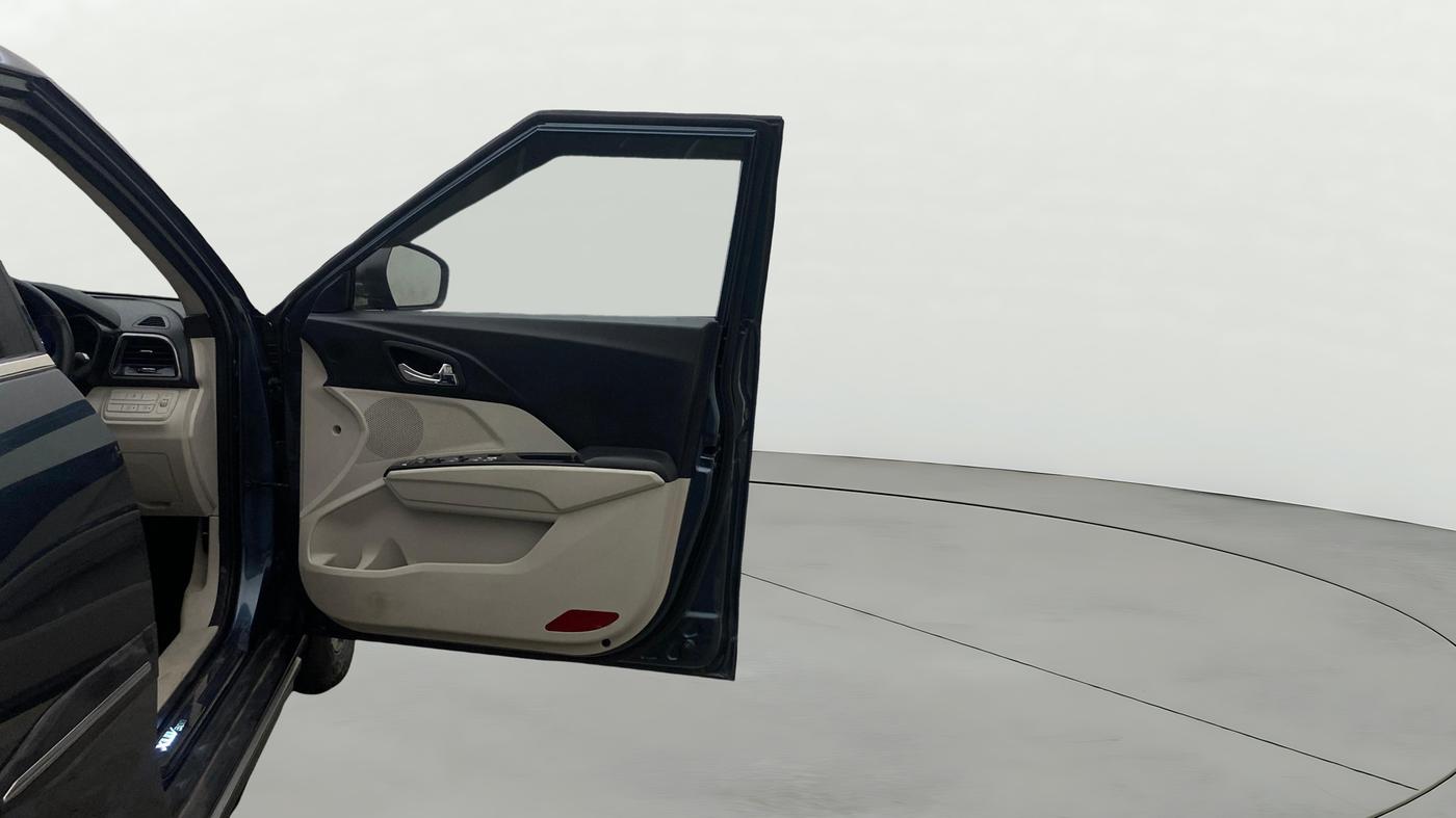 2022 Mahindra XUV300 W8 (O) 1.2 PETROL AMT, Petrol, Automatic, 1,19,785 km, RHS Front Door