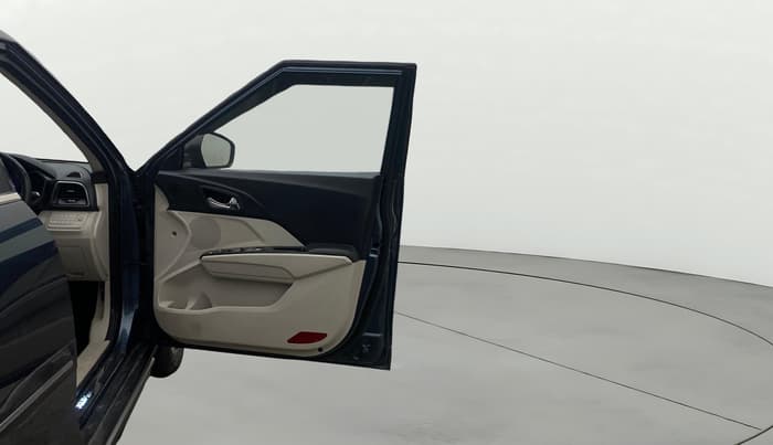 2022 Mahindra XUV300 W8 (O) 1.2 PETROL AMT, Petrol, Automatic, 1,19,785 km, RHS Front Door