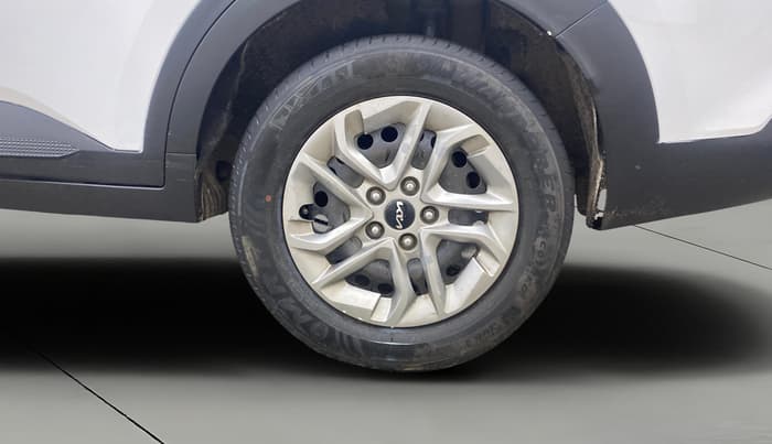 2022 KIA CARENS PRESTIGE 1.4 PETROL 7 STR, Petrol, Manual, 58,513 km, Left Rear Wheel