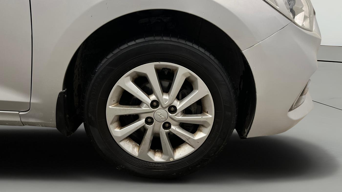 2017 Hyundai Verna 1.6 EX VTVT AT, Petrol, Automatic, 86,858 km, Right Front Wheel
