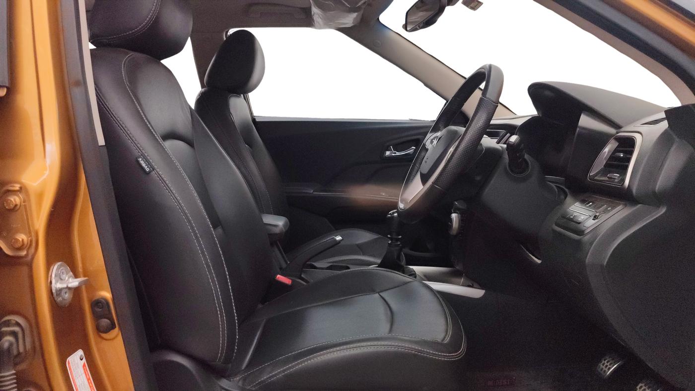 2022 Mahindra XUV300 W8 (O) 1.2 PETROL, Petrol, Manual, 25,527 km, Right Side Front Door Cabin