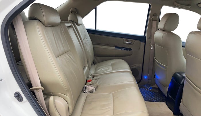 2014 Toyota Fortuner 3.0 4X2 AT, Diesel, Automatic, 82,343 km, Right Side Rear Door Cabin