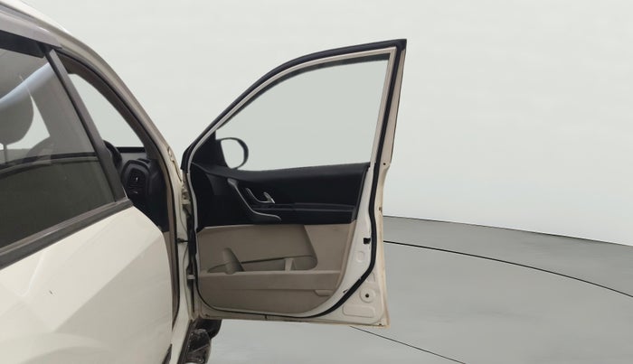 2015 Mahindra XUV500 W8, Diesel, Manual, 1,14,318 km, RHS Front Door