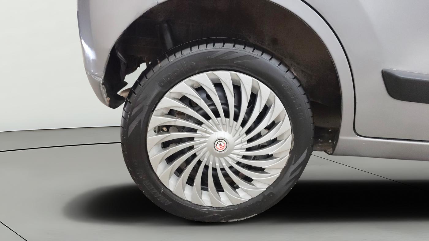2018 Maruti Wagon R 1.0 VXI AMT, Petrol, Automatic, 49,518 km, Right Rear Wheel