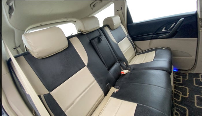 2016 Mahindra XUV500 W6, Diesel, Manual, 46,965 km, Right Side Rear Door Cabin