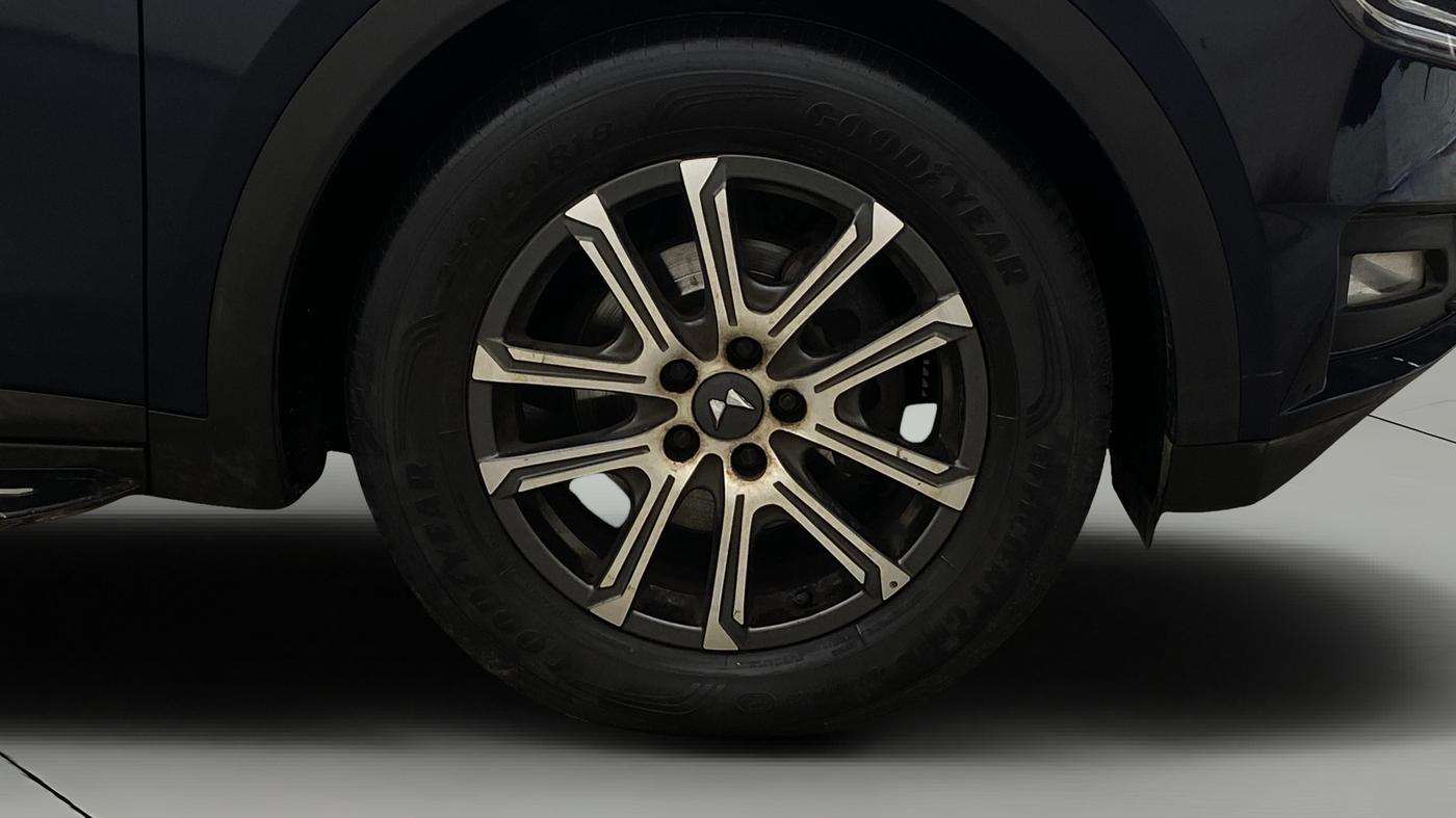 2021 Mahindra XUV700 AX 7 LUXURY P AT 7 STR, Petrol, Automatic, 79,856 km, Right Front Wheel