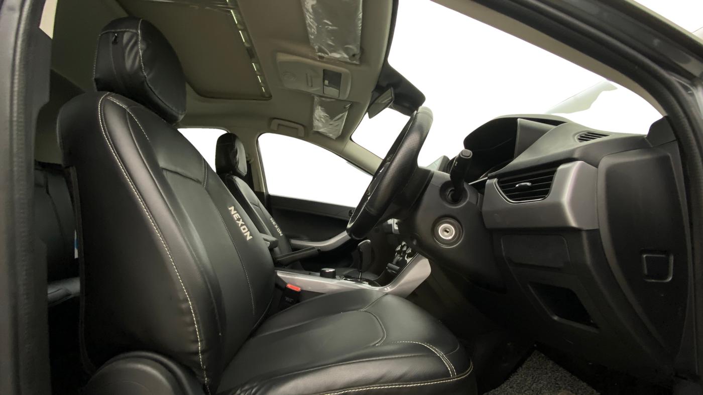 2022 Tata NEXON XMA SUNROOF PETROL, Petrol, Automatic, 35,685 km, Right Side Front Door Cabin
