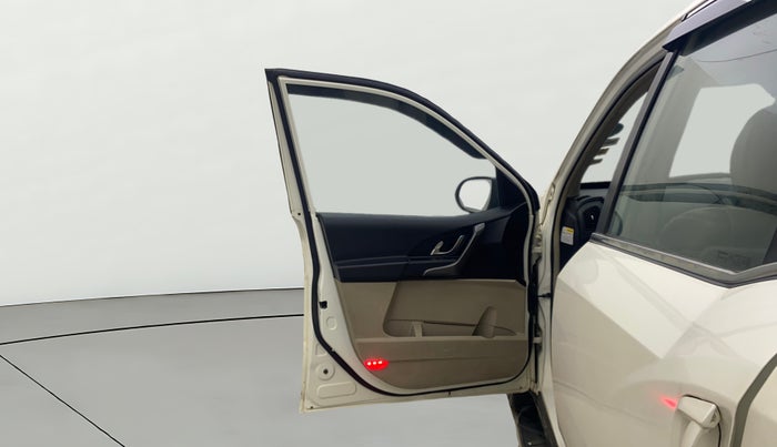 2017 Mahindra XUV500 W10 AT, Diesel, Automatic, 57,695 km, LHS Front Door