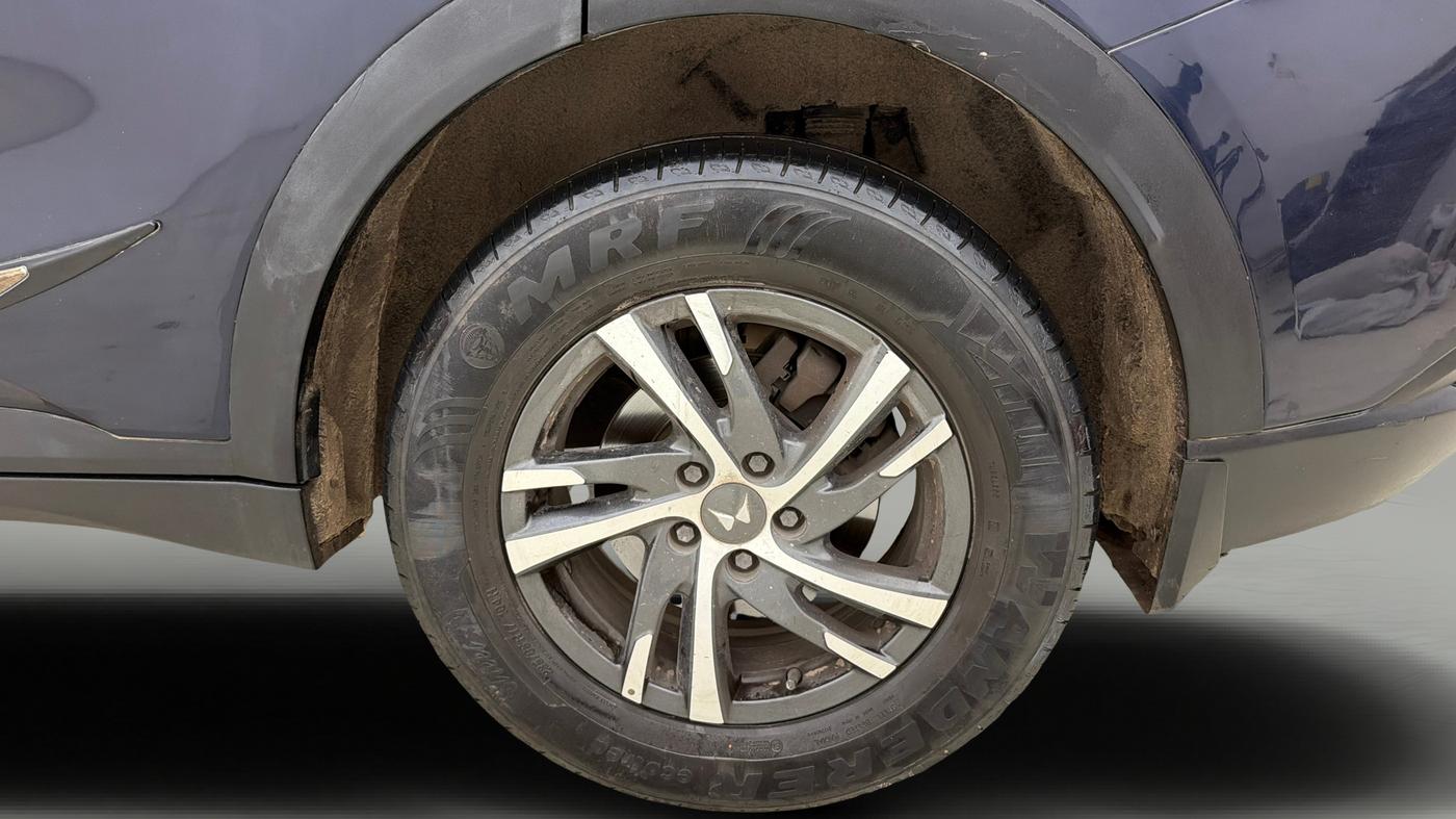2022 Mahindra XUV700 AX 5 P AT 5 STR, Petrol, Automatic, 72,490 km, Left Rear Wheel