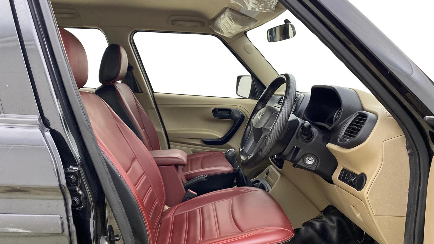 2024 Mahindra BOLERO NEO N 4, Diesel, Manual, 22,413 km, Right Side Front Door Cabin