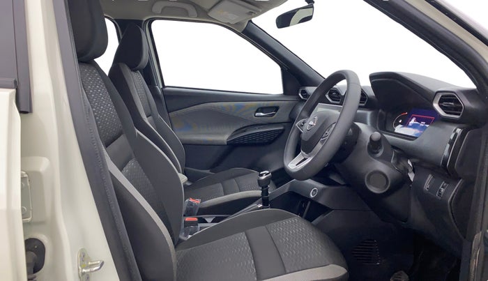 2024 Nissan MAGNITE N-Connecta B4D 1.0 Petrol MT Dual Tone, Petrol, Manual, 3,297 km, Right Side Front Door Cabin