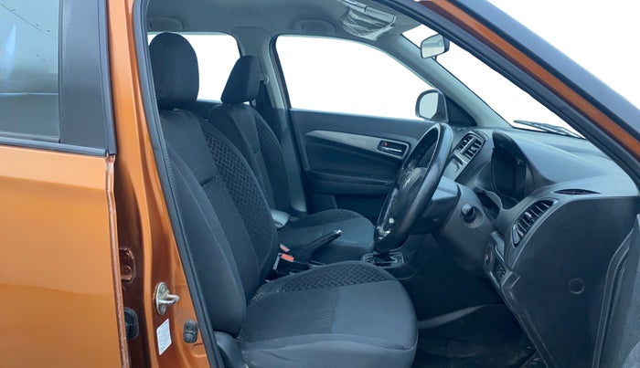 2018 Maruti Vitara Brezza ZDI PLUS AT DUAL TONE, Diesel, Automatic, 1,29,287 km, Right Side Front Door Cabin