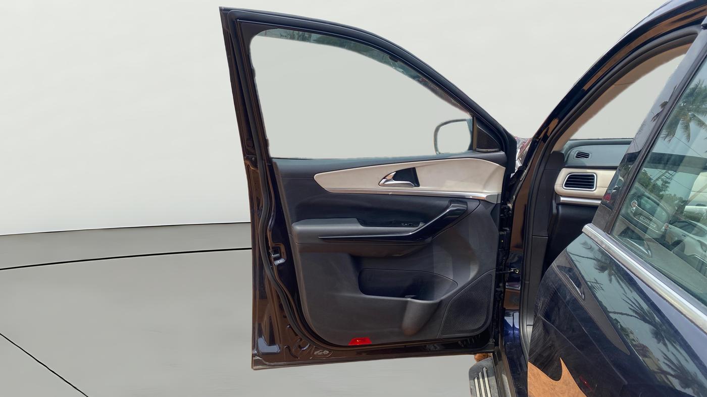 2023 Mahindra XUV700 AX 7 LUXURY P AT 7 STR, Petrol, Automatic, 24,212 km, LHS Front Door