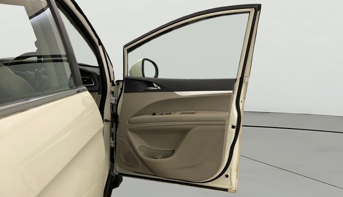2018 Mahindra MARAZZO M6 7 STR, Diesel, Manual, 58,406 km, RHS Front Door